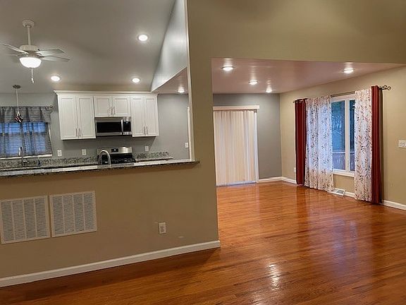 3rd image of 833 Northumberland Dr