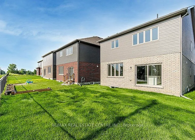 36 Henry Maracle St #UPPER — Photo 15