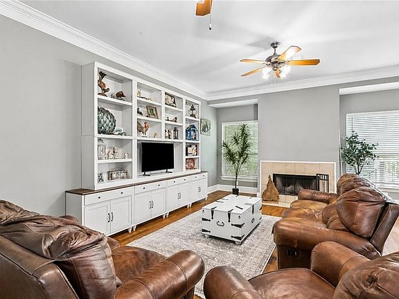 3rd image of 717 Woodridge Blvd