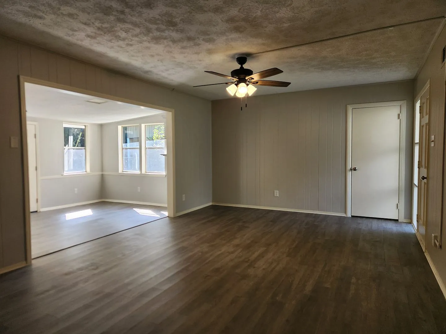 Charming 3 Bedroom 1 Bathroom home in Midtown! — Photo 3