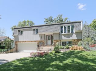 1990 Nottingham Ln, Wheaton, IL 60189