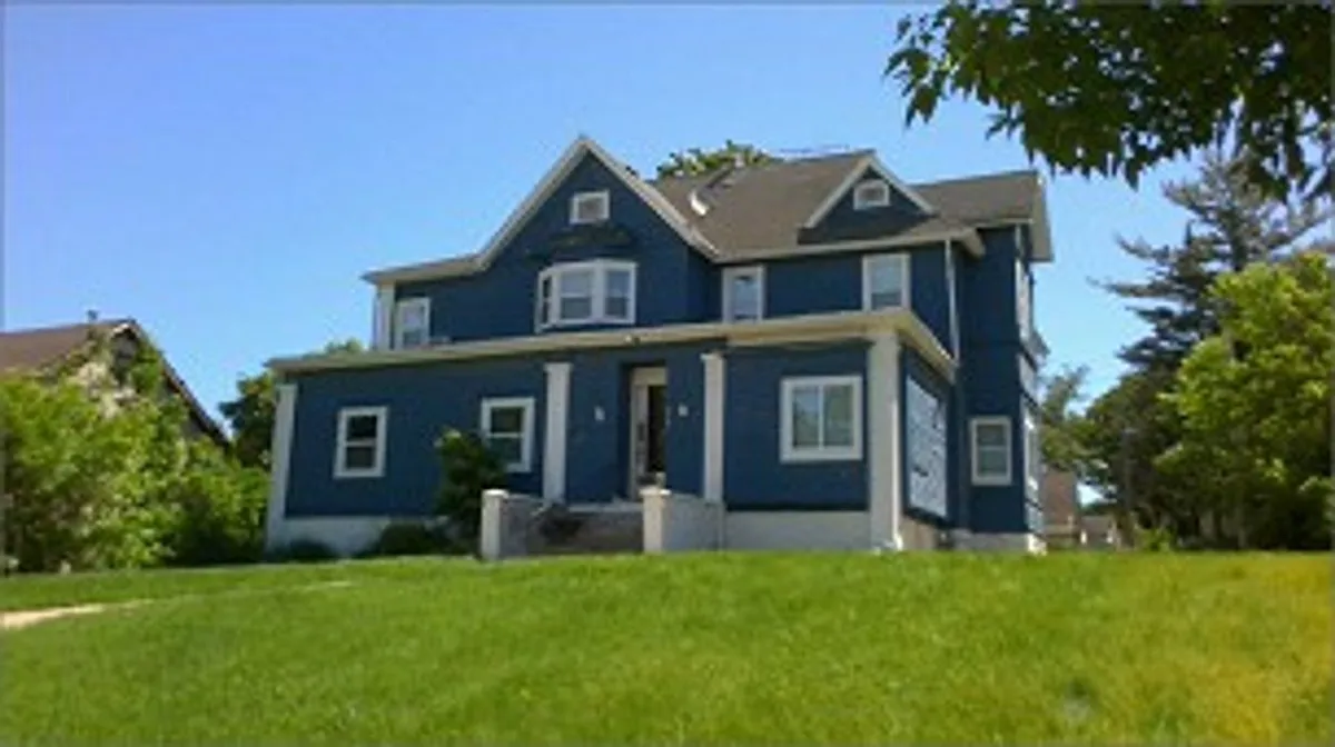 Building Photo - 717 Cedar Ave S #2