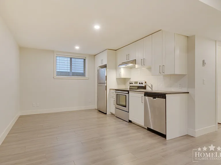 297 172a St #BASEMENT — Photo 4