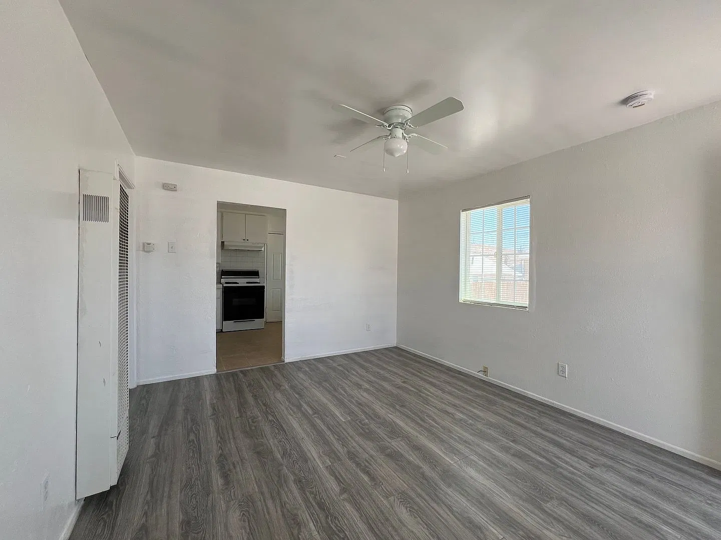 1 Bedroom 1 Bathroom House with Fenced Yard+ — Photo 4