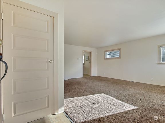 3rd image of 3849 Tacoma Avenue S
