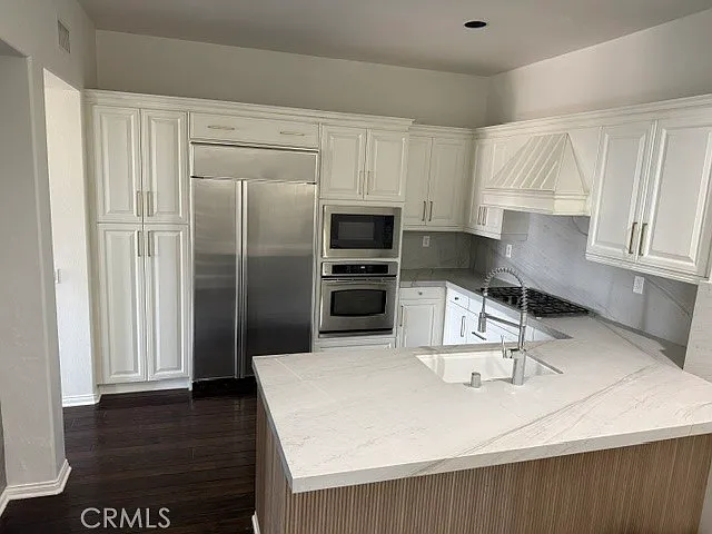 3 bed, 3.5 bath, 2305 sqft, $8,600 — Photo 3