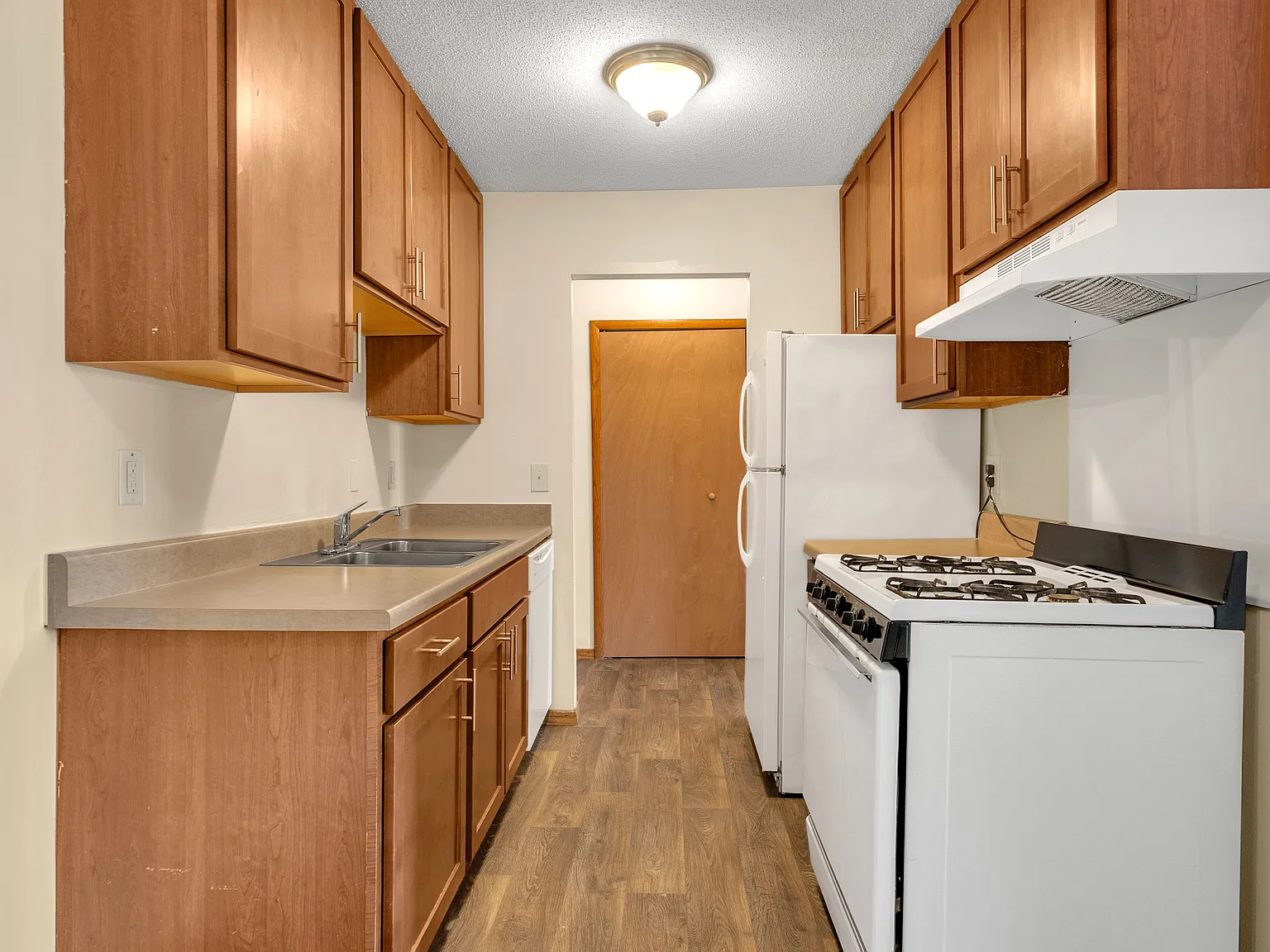 Moonraker Apartments — Photo 1