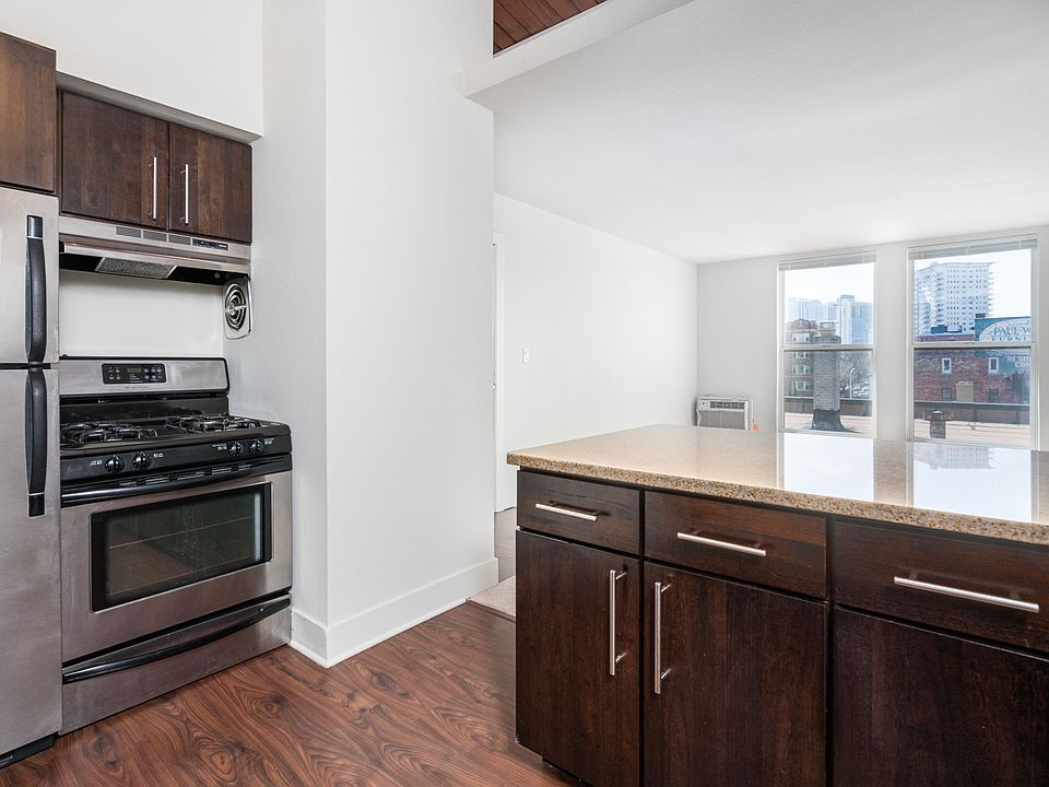 2 Bed / 1 Bath - 685 SF - Kitchen