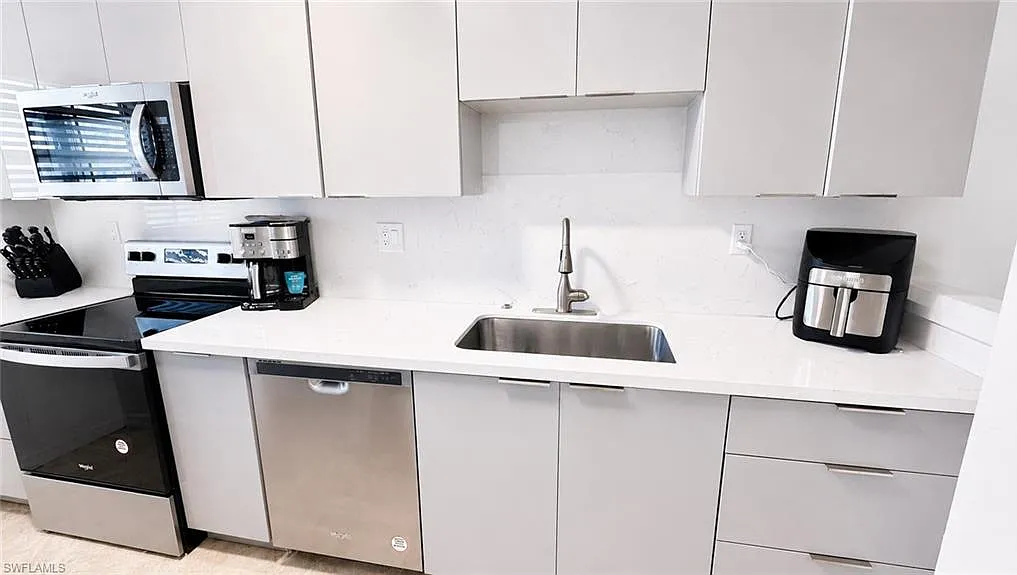 2 bed, 2.0 bath, 878 sqft, $2,100 — Photo 3