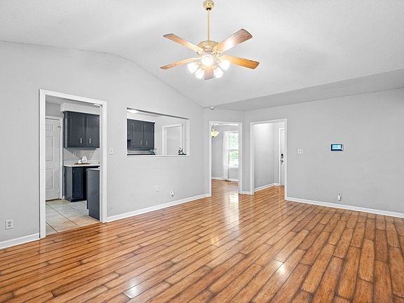 5th image of 401 Crabtree Cir