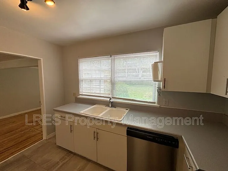 429 Wiltshire Rd — Photo 11