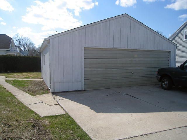 2 1/2 car Garage