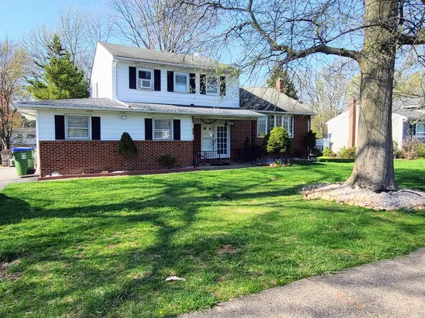 29 Ventnor Dr, Edison, NJ 08820