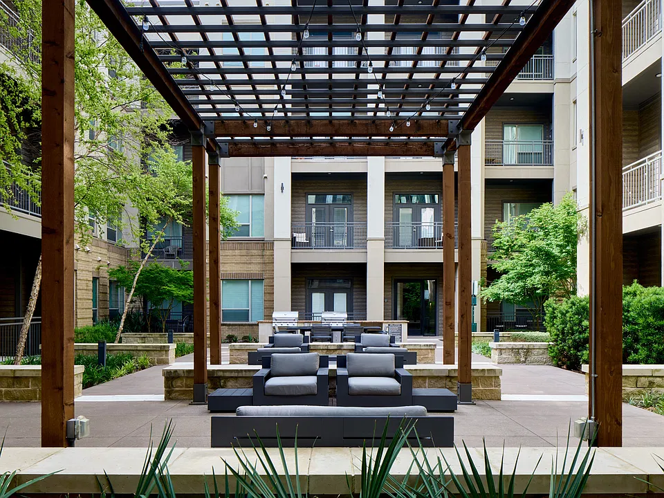 Courtyard with Grilling and Picnic Area