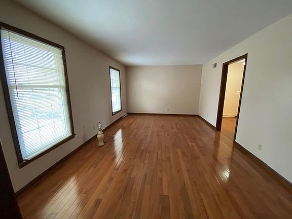 2nd image of 412 E Rosehill St