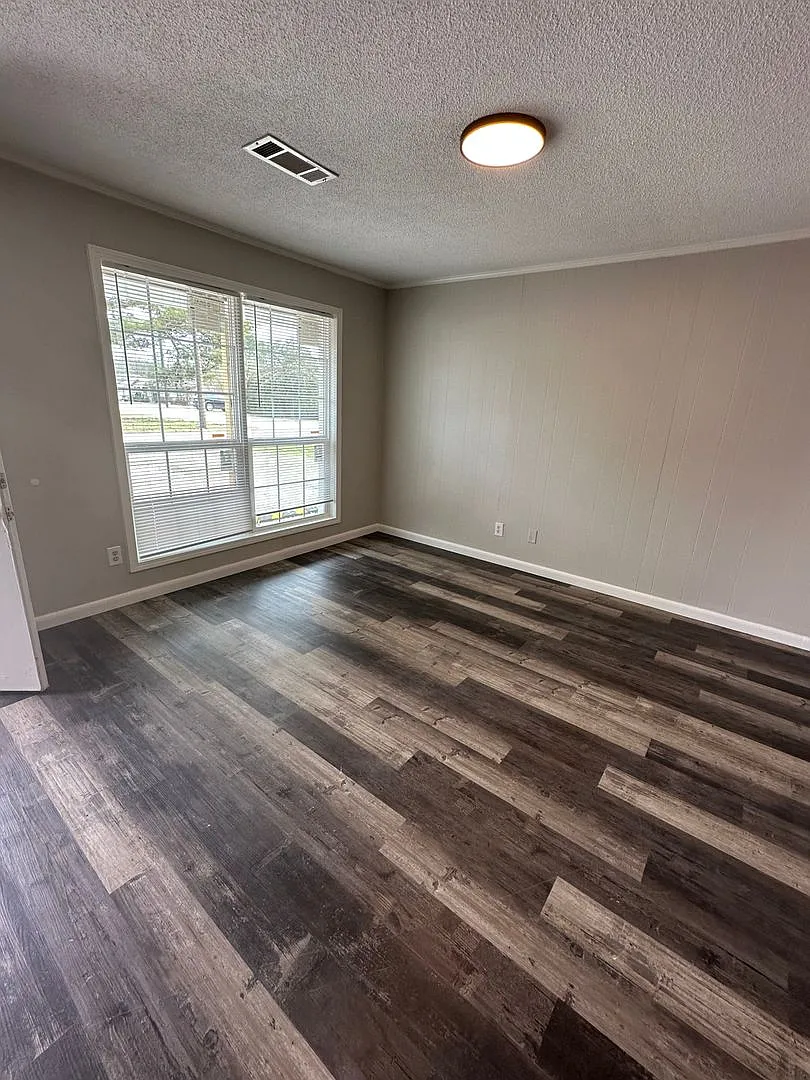 Newly Remodeled 2 Bedroom, 1 Bathroom Triplex — Photo 2