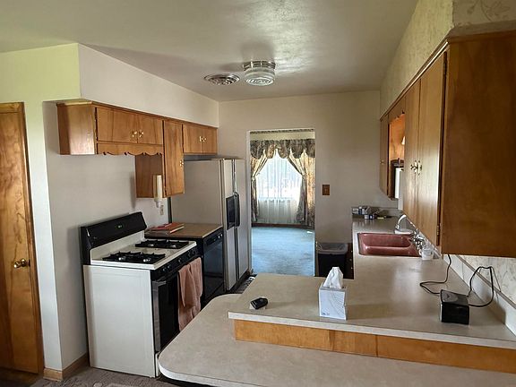 4th image of 835 Dena St