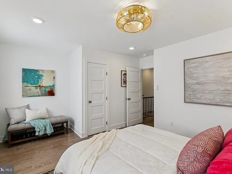732 Harry St — Photo 23