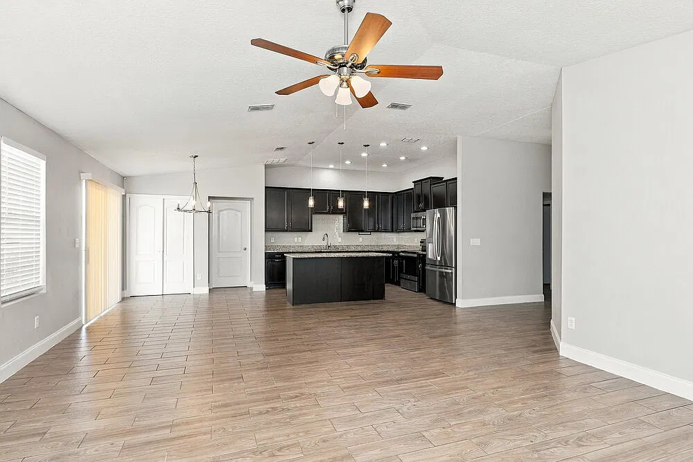 3 bed, 2.0 bath, 2026 sqft, $2,155 — Photo 4
