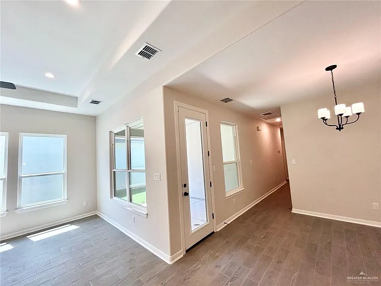 10229 N 15th St — Photo 7
