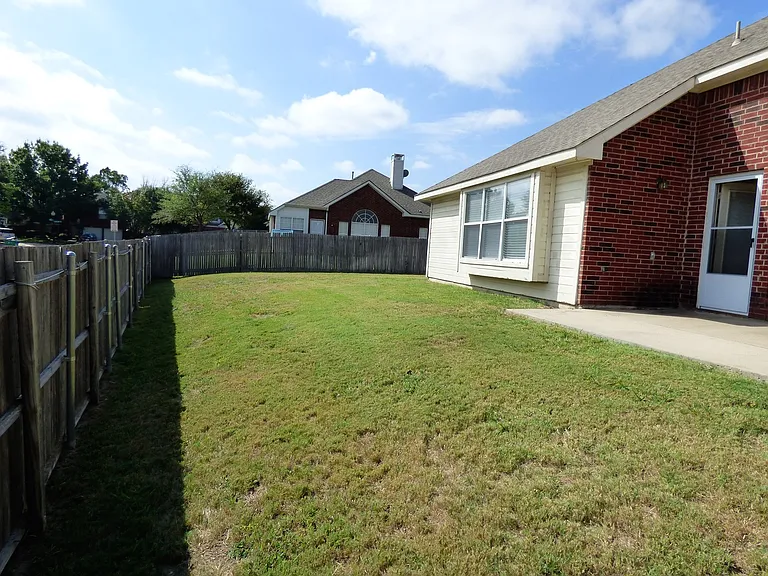 5001 Lake Crest Dr — Photo 11