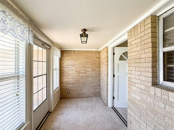 4th image of 2213 Dakota St