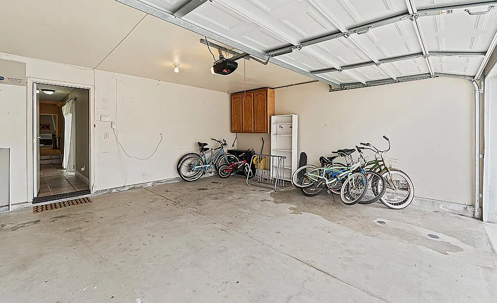 4 bed, 3.5 bath, 2550 sqft, $9,500 — Photo 2