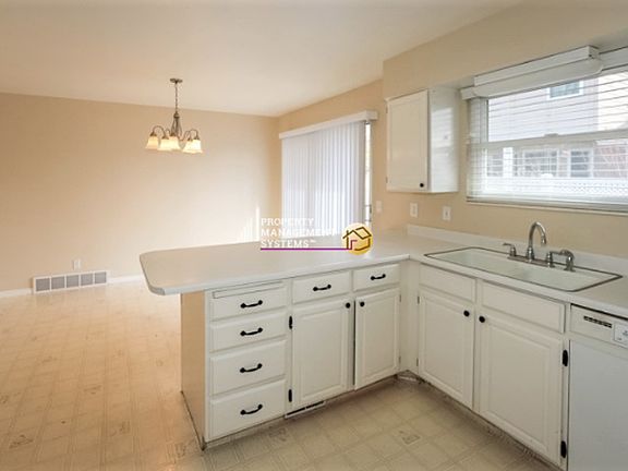 5th image of 1376 E Rainsborough Rd