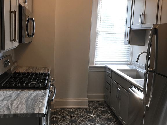 3rd image of 3145 Linwood Ave