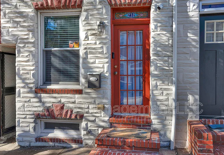 232 S Castle St — Photo 3
