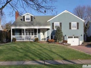 109 Brook St, Garden City, NY 11530