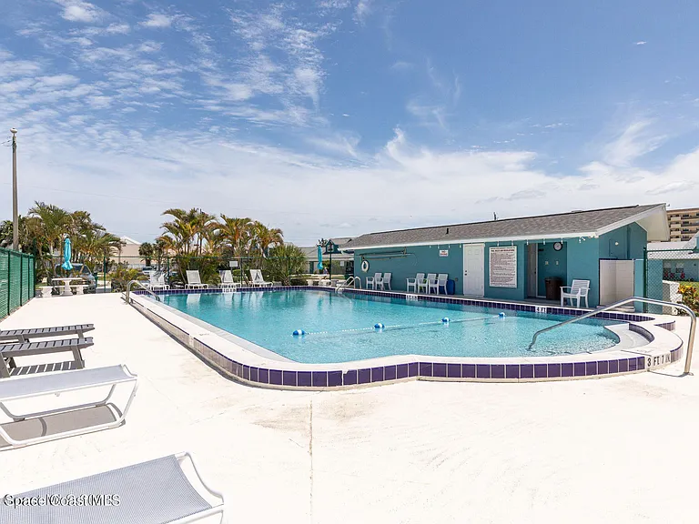 302 Emerald Pl E — Photo 25
