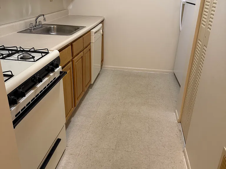WINDING WOOD APARTMENTS — Photo 8