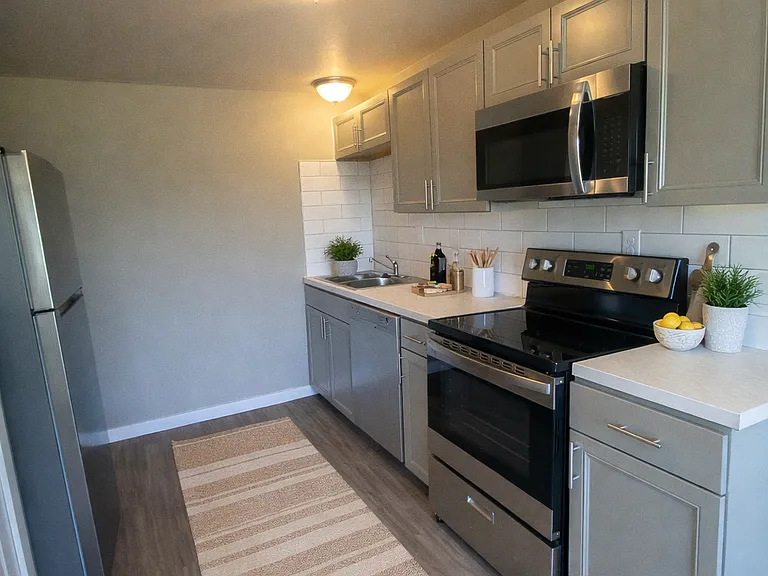 910 S 42nd Ave #D01 — Photo 4