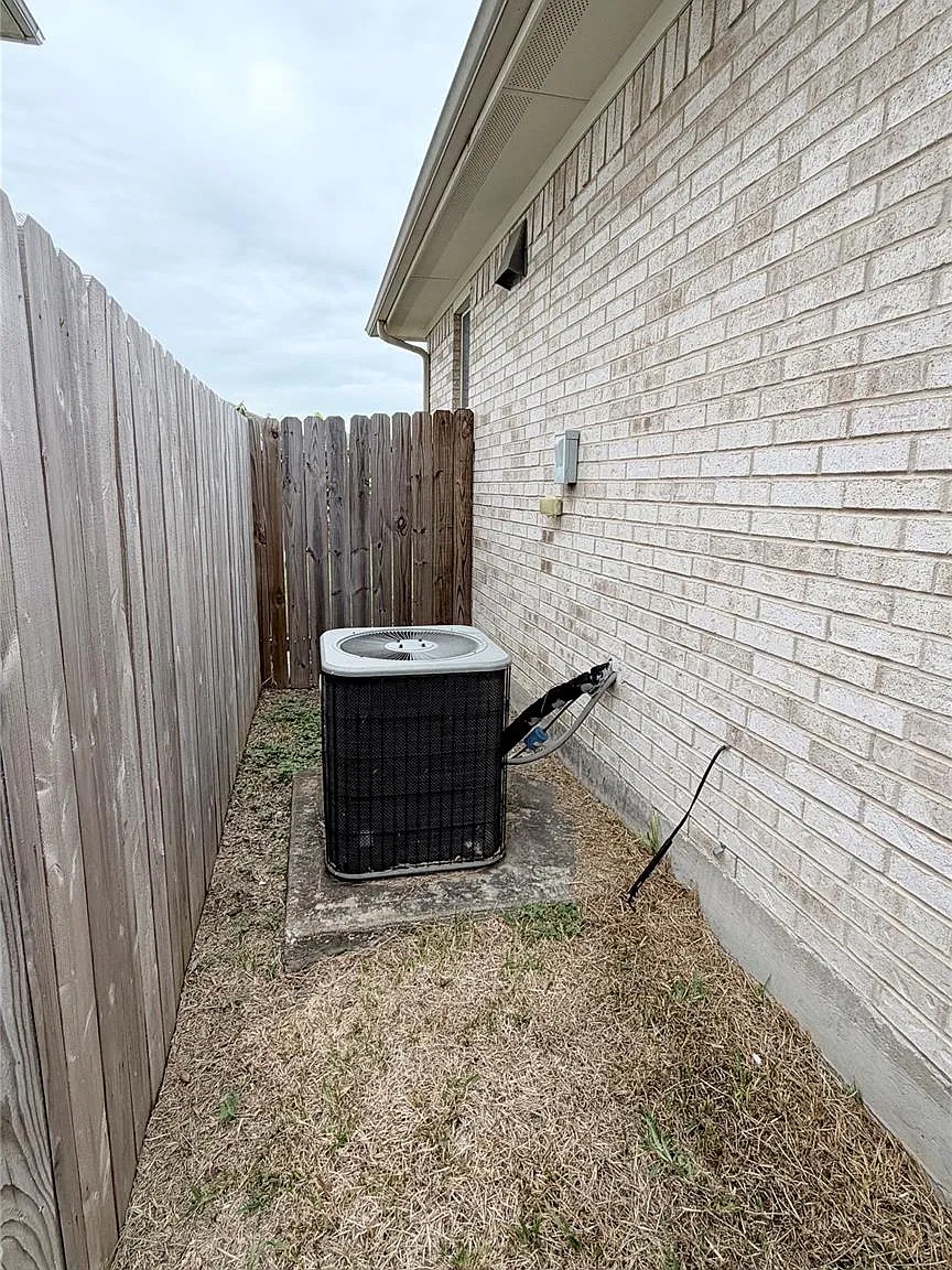 3 bed, 2.0 bath, 1545 sqft, $1,800 — Photo 3
