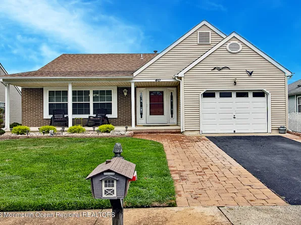 40 Portsmouth Drive, Toms River, NJ 08757