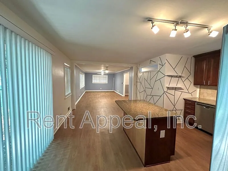 3 bed, 2.0 bath, 1379 sqft, $1,800 — Photo 4