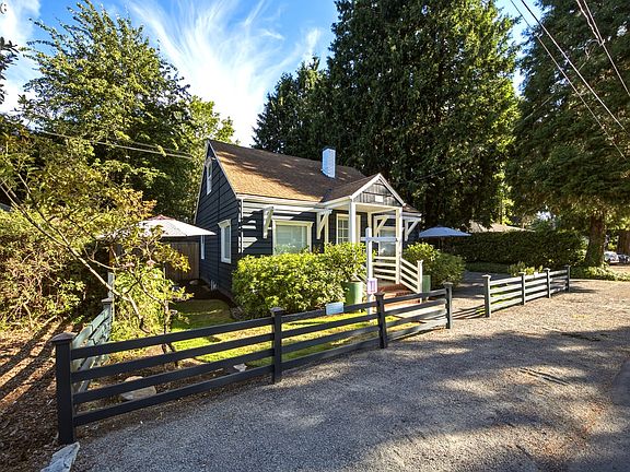 3rd image of 4428 Sunset Dr