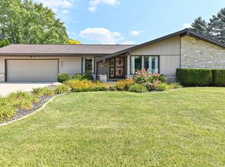 2490 S Graylog Ln, New Berlin, WI 53151