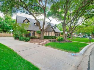 504 Country Green Ln, Arlington, TX 76011