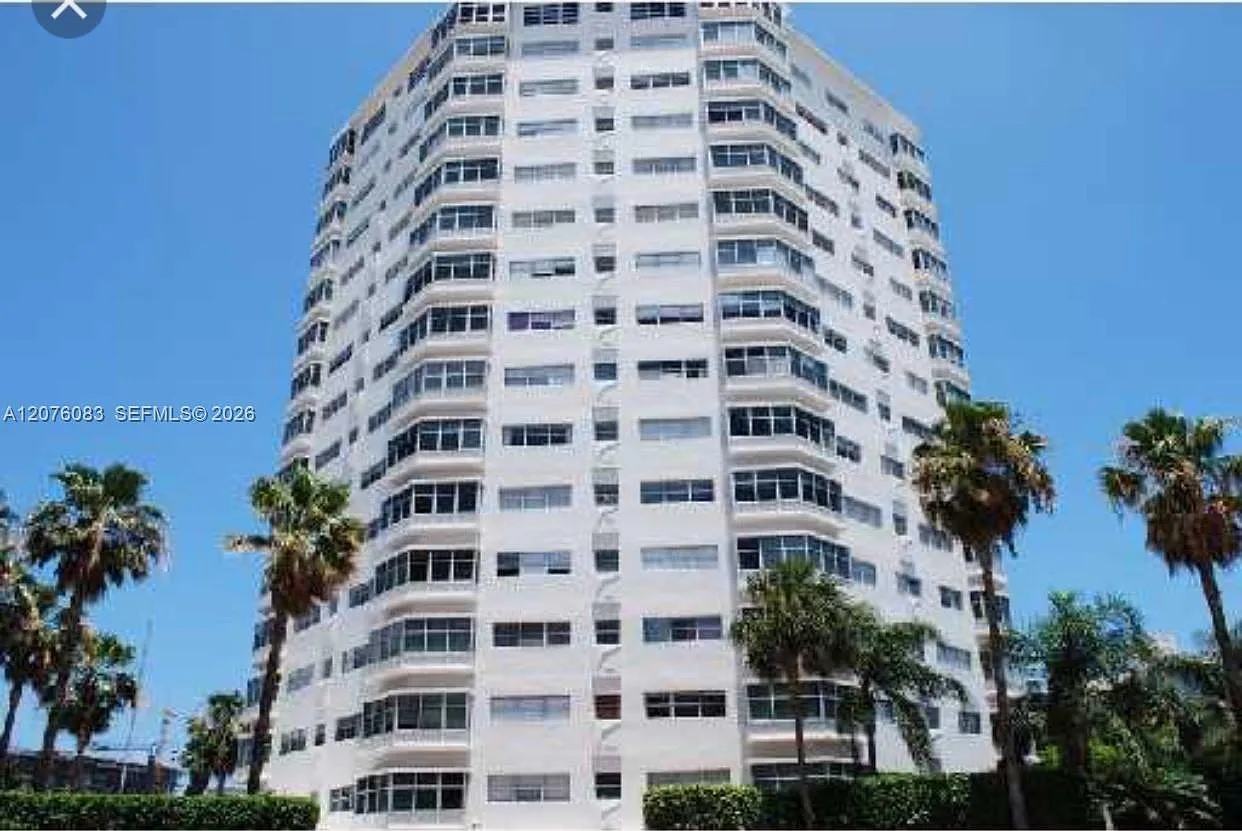 Octagon Towers I Condo — Photo 1