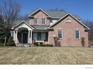 120 Willow Lake Dr, Oxford, MI 48371