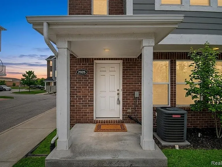 2925 Square Lake Ct — Photo 2