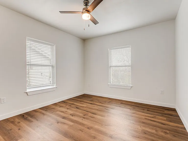 Renovated 2 Bedroom Downstairs Duplex in Los Angeles Heights — Photo 11