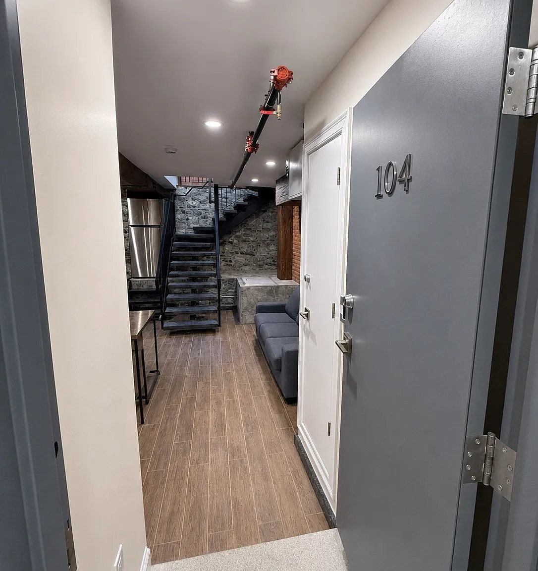 1 bed, 1.0 bath, 890 sqft, $3,400 — Photo 1