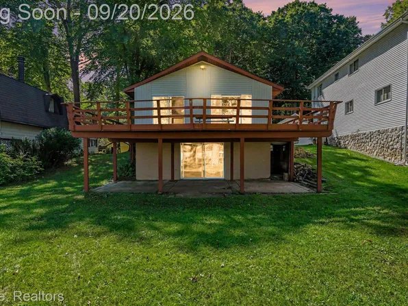 5267 Redding Dr, Pinckney, MI 48169