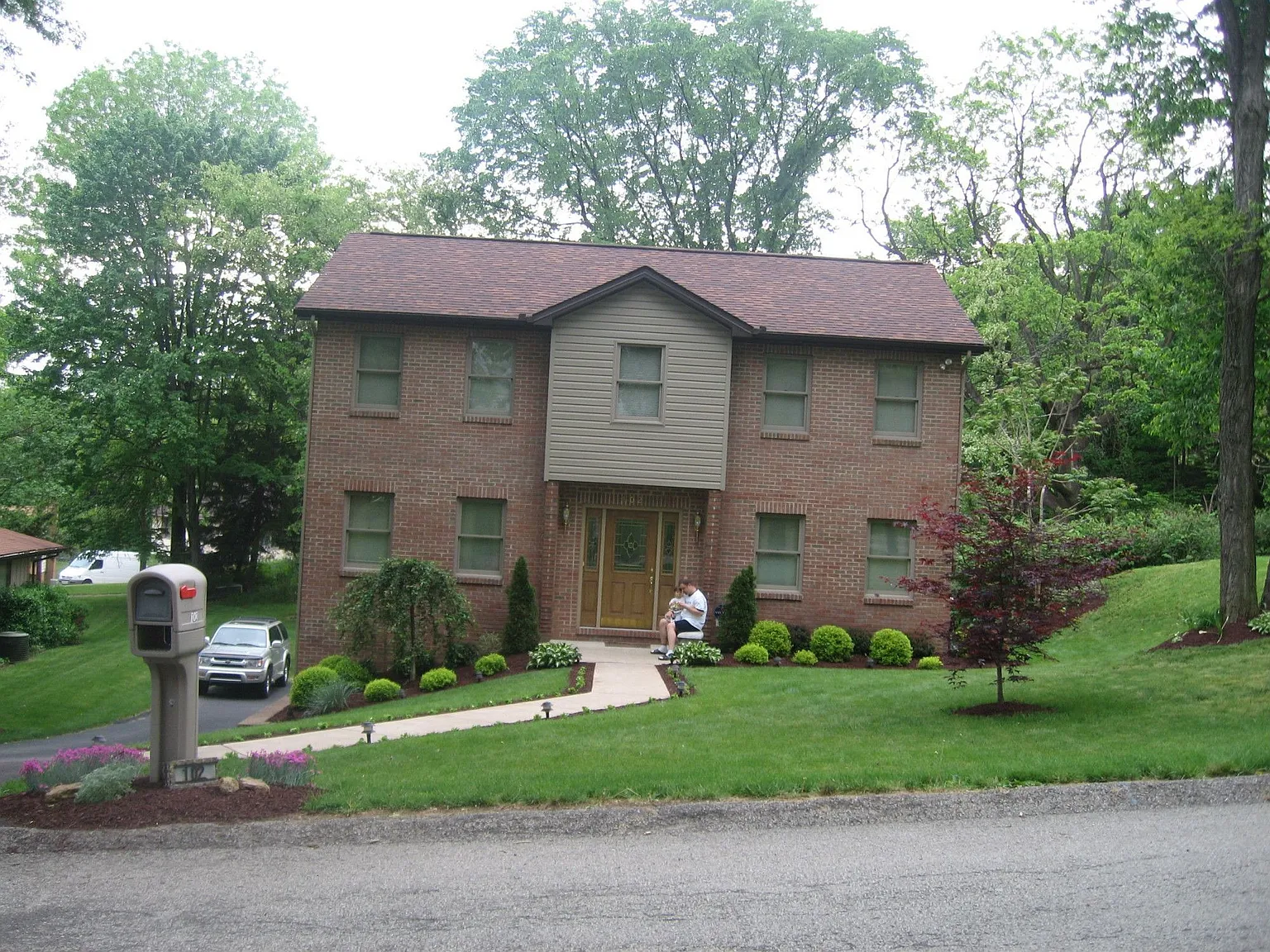 102 Leslie Rd photo 1