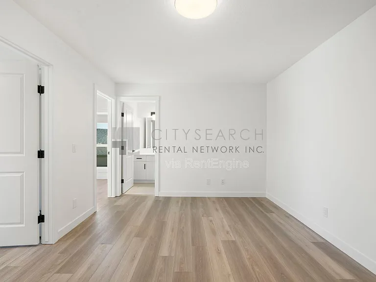244 Sovereign Cres SW #1 — Photo 33