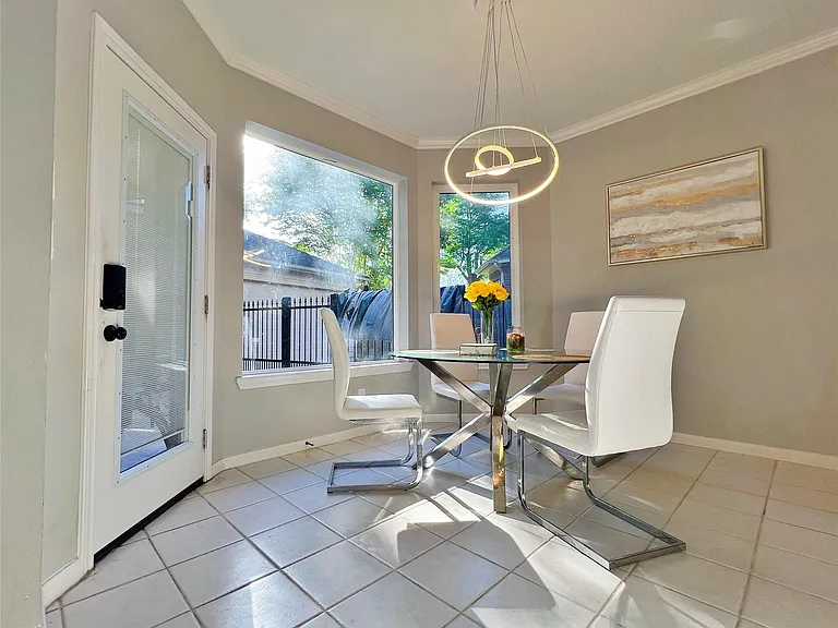4007 N Beechwood Ct — Photo 3
