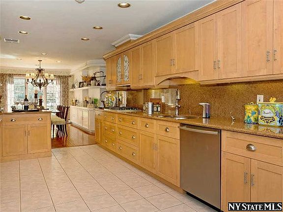 3rd image of 27 Kingswood Dr